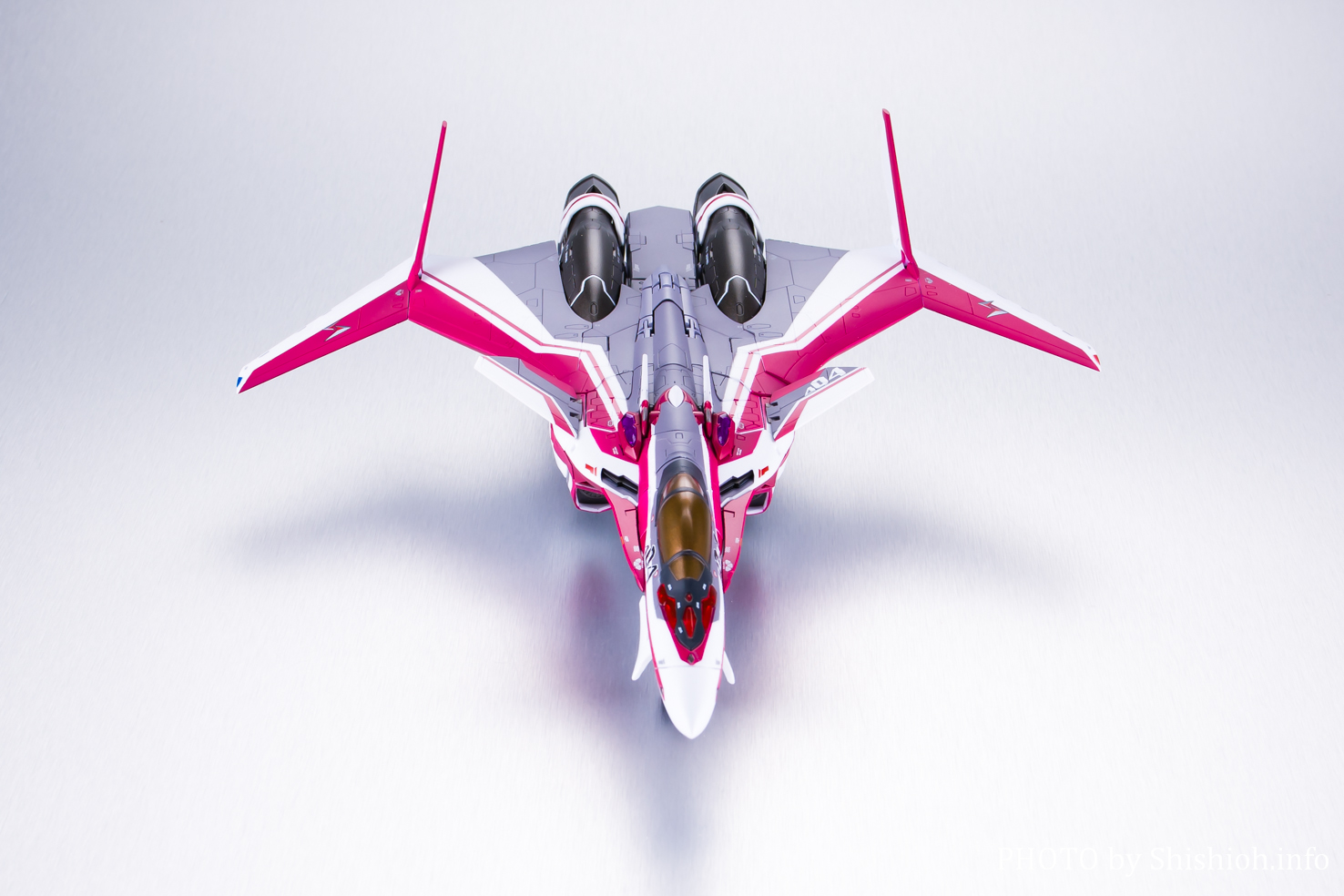 【レビュー】DX超合金VF-31Cジークフリード（ミラージュ・ファリーナ・ジーナス機）ファイター・ガウォーク形態