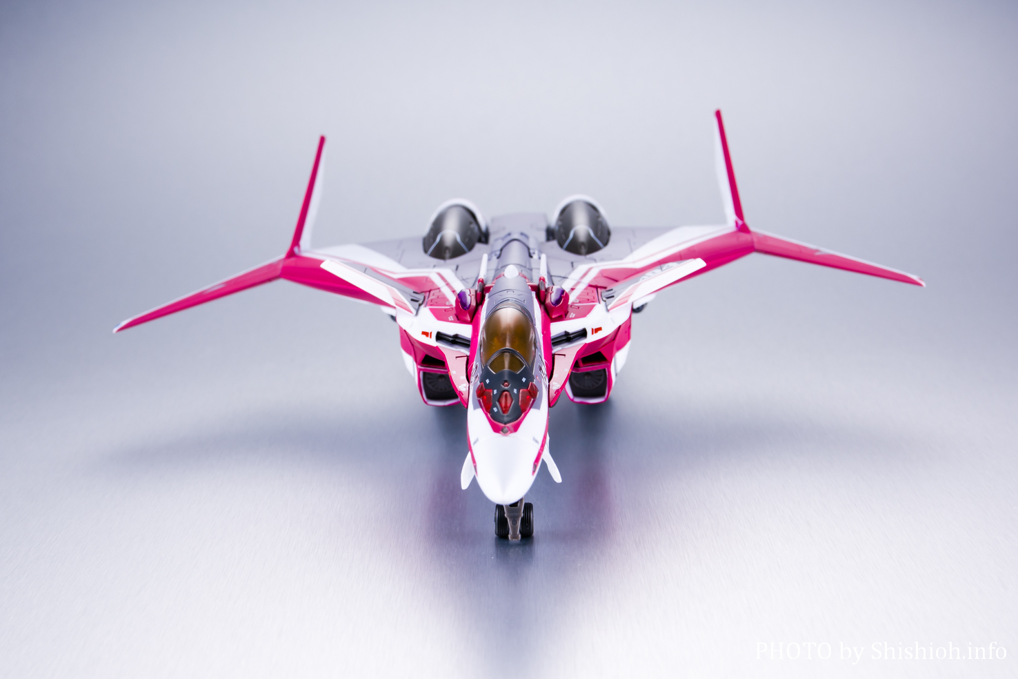 【レビュー】DX超合金VF-31Cジークフリード（ミラージュ・ファリーナ・ジーナス機）ファイター・ガウォーク形態