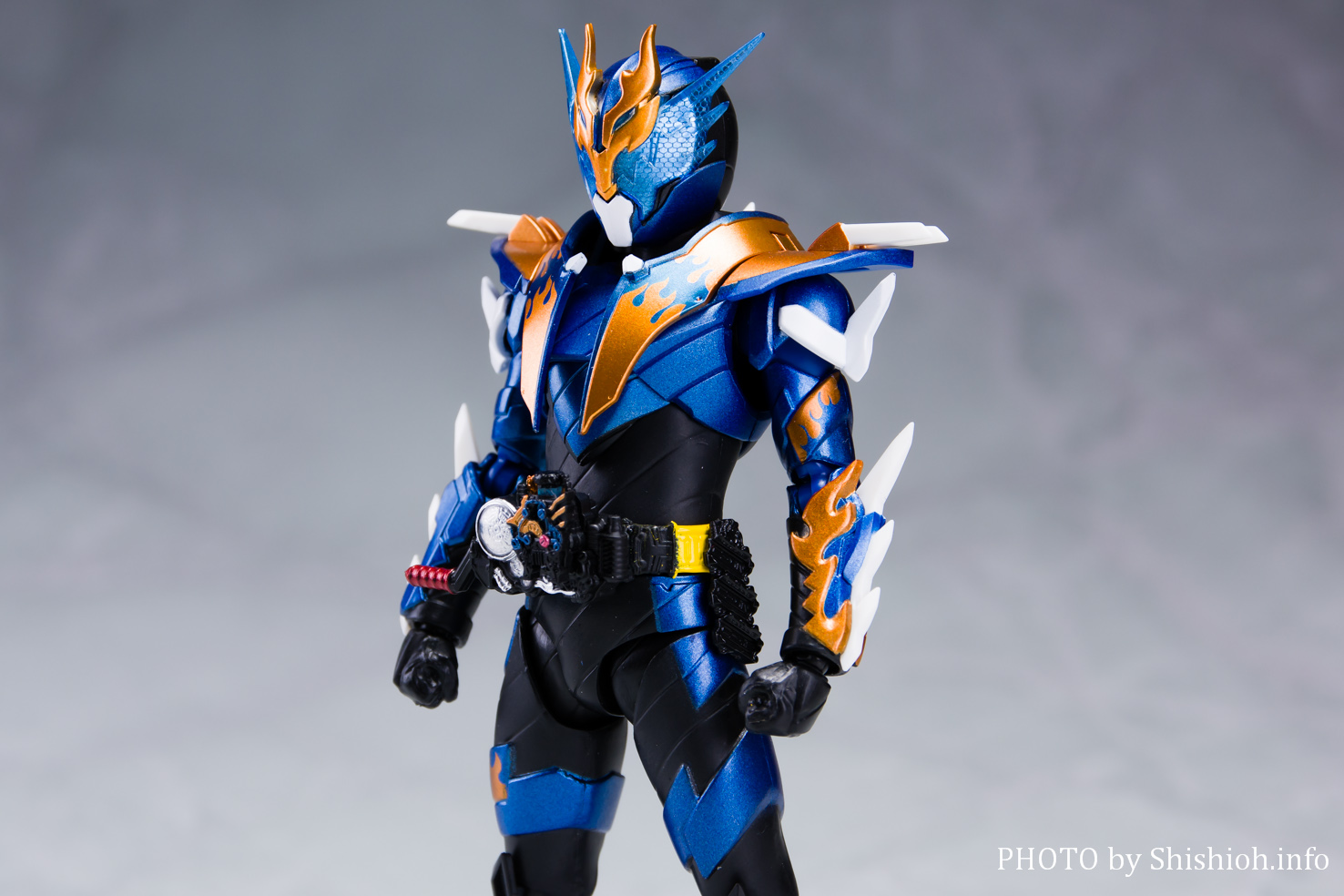 S.H.フィギュアーツ 仮面ライダークローズ 開封品-