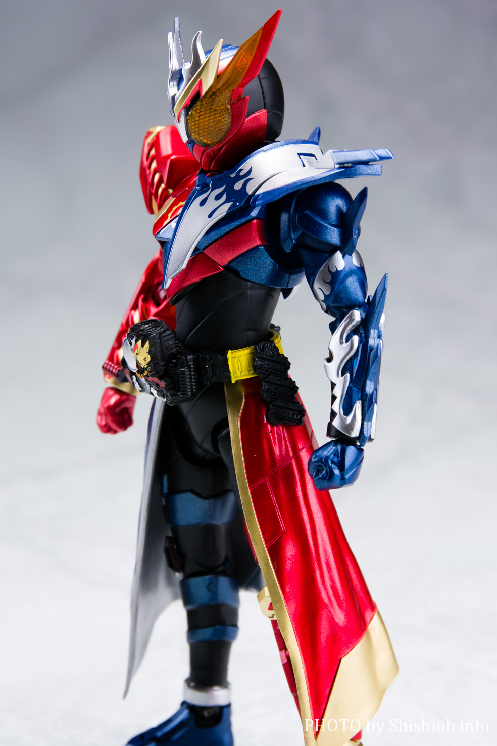 印象のデザイン S.H.フィギュアーツ 仮面ライダービルド クローズ