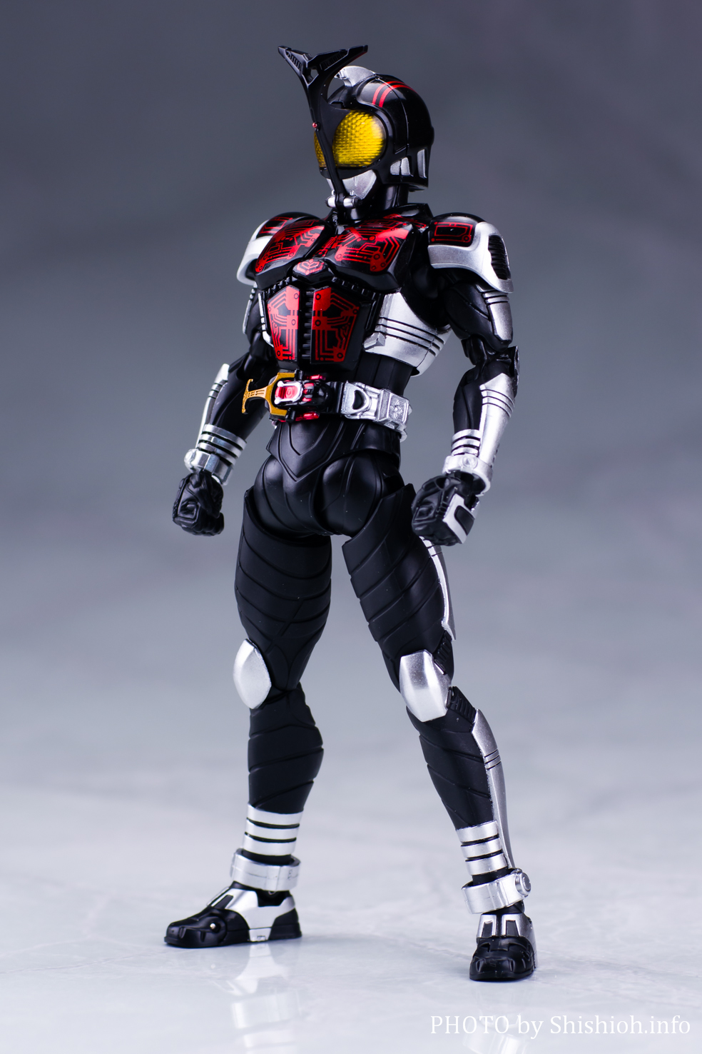 S.H.Figuarts（真骨彫製法）仮面ライダーダークカブト