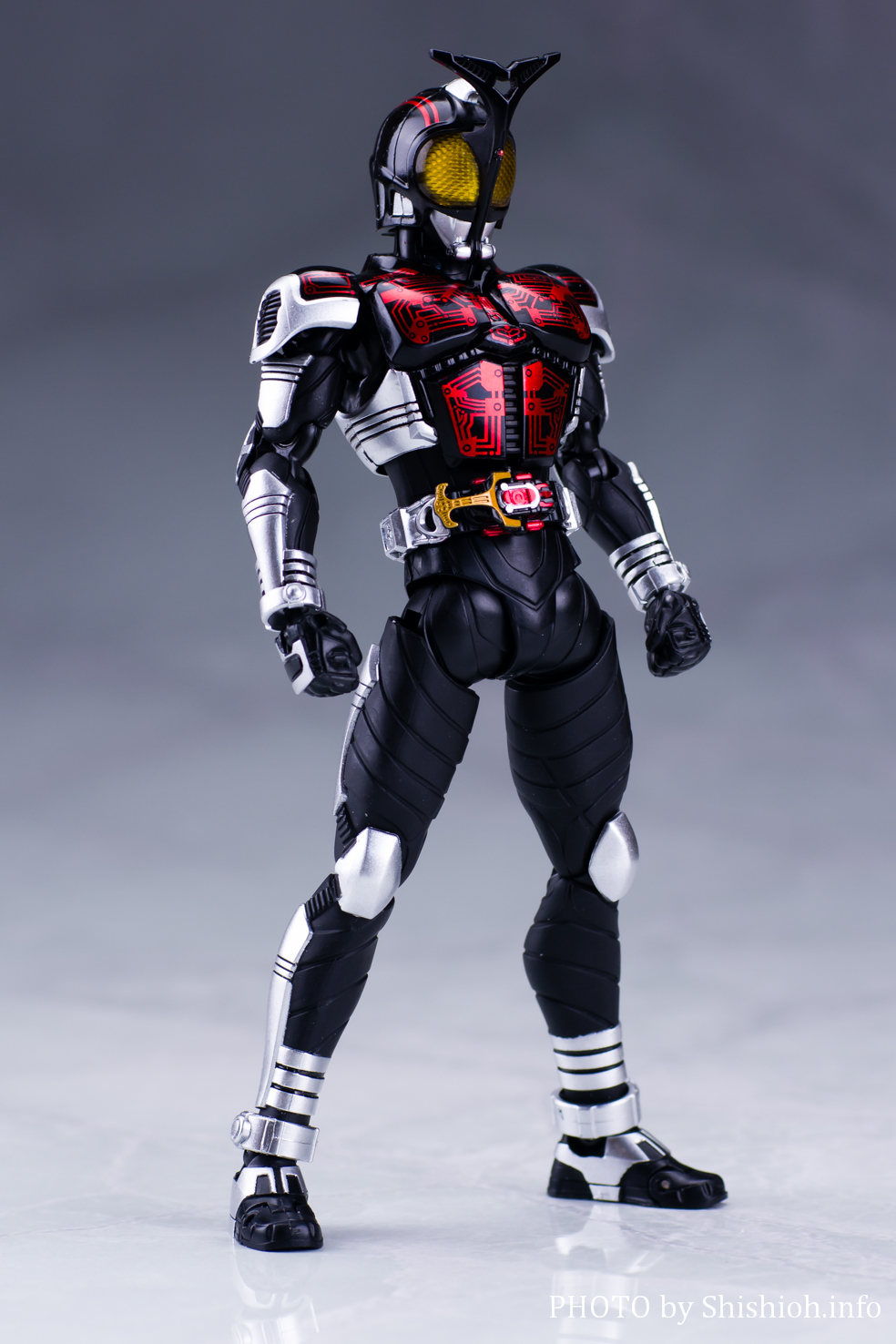 S.H.Figuarts 真骨彫製法 仮面ライダーダークカブト-