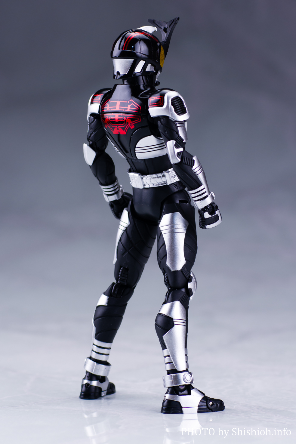 S.H.Figuarts（真骨彫製法）仮面ライダーダークカブト