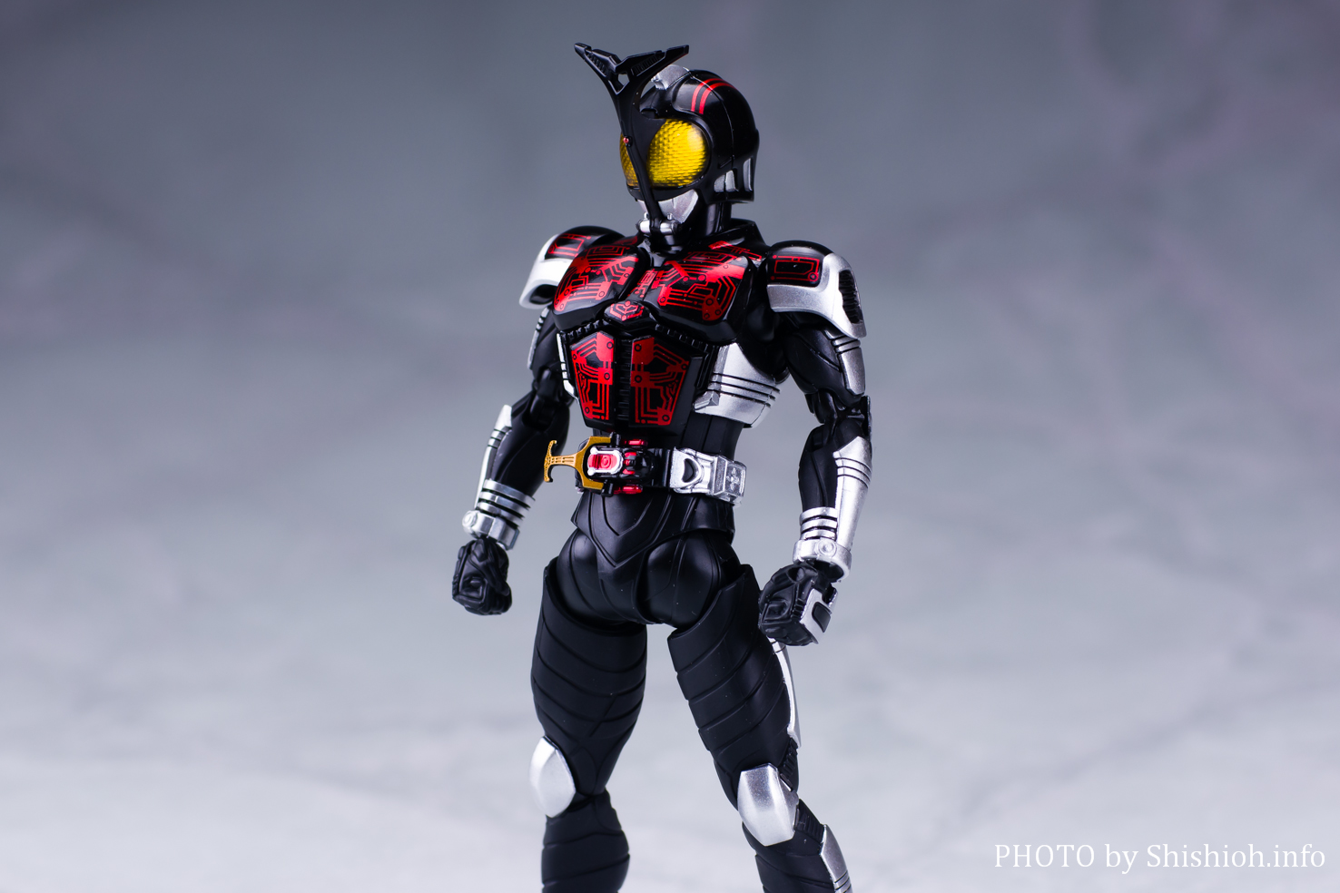 バンダイ S.H.フィギュアーツ 真骨彫製法 仮面ライダーダークカブト