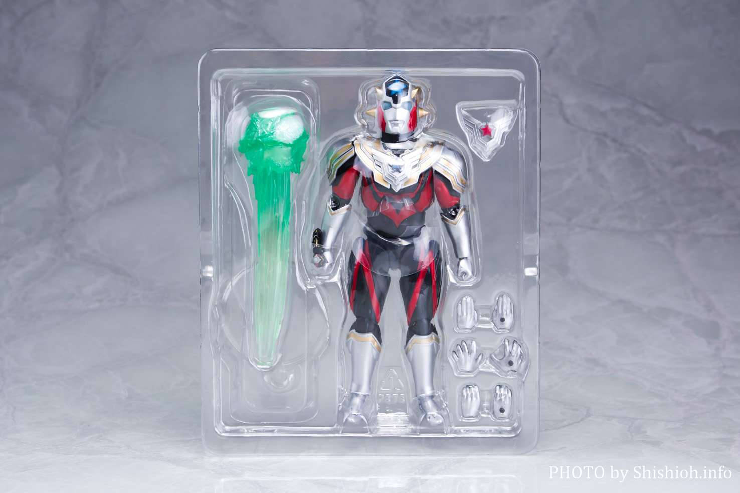 新品 フィギュアーツ ウルトラマンタイタス