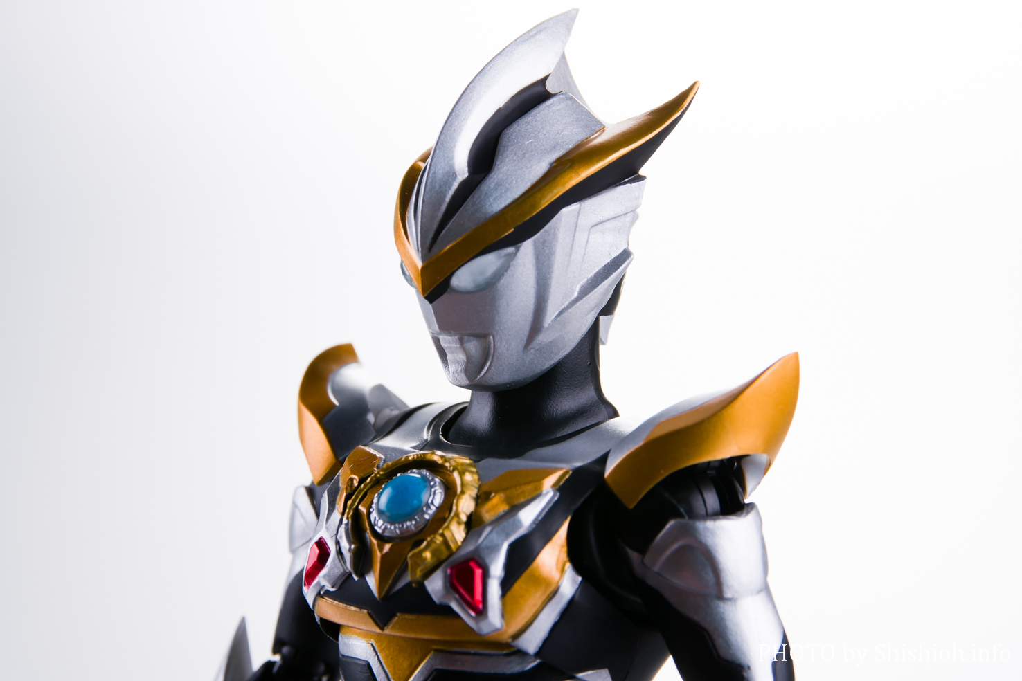 仮面ライダーS.H.Figuarts ウルトラマンルーブ